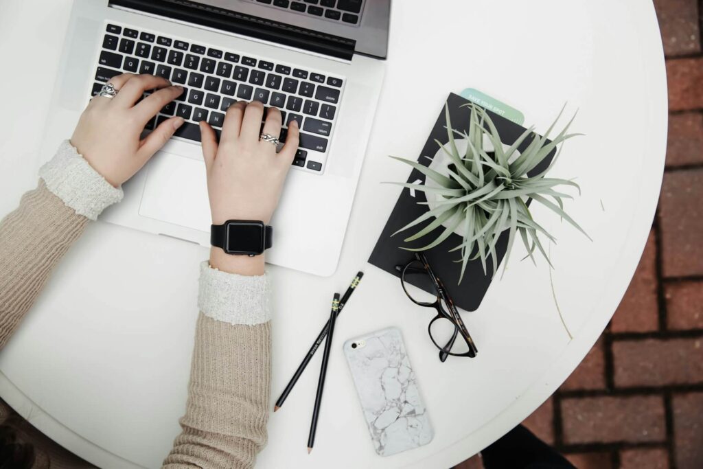 Digitaler Arbeitsplatz mit Laptop